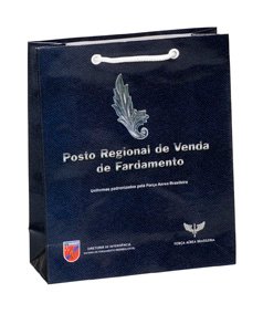 Equipe Gazoni Embalagens trabalhando em produção de sacolas de papel offset sem plastificação com controle de qualidade e logística