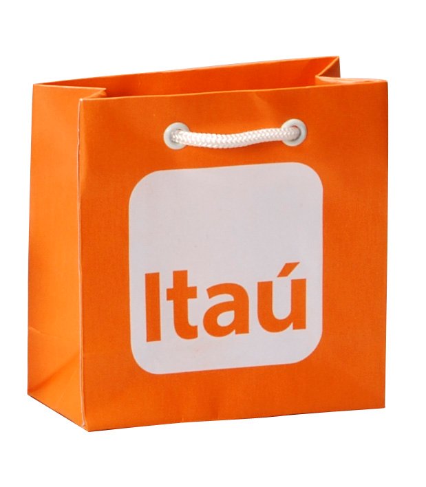 Pessoas em um evento corporativo carregando sacolas personalizadas com logotipos de empresas, demonstrando o impacto do marketing com brindes