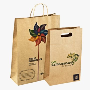 Sacolas de papel kraft customizadas da Gazoni Embalagens com diferentes personalizações, mostrando a versatilidade e sustentabilidade do material kraft para marcas conscientes