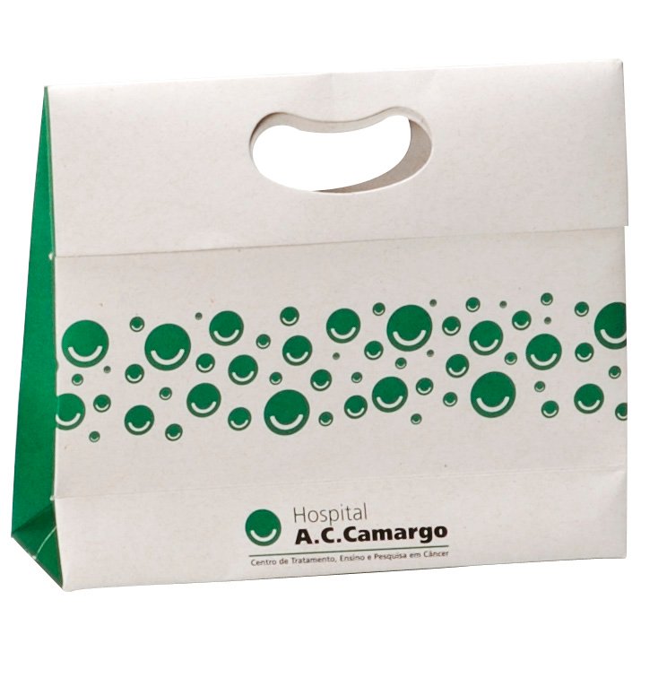 Cliente saindo de uma loja com sacola personalizada, demonstrando o efeito de branding e marketing da embalagem