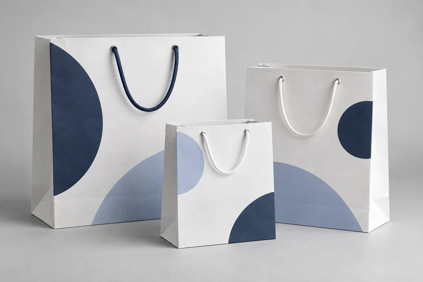 Sacolas de papel offset personalizadas com impressão de alta qualidade e cores vibrantes, ideais para marcas que buscam detalhes precisos